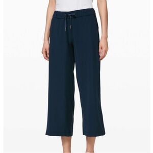 Lululemon On The Fly Wide-Leg Ankle Crop Pants True Navy Size 8